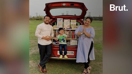 En Inde, Anirban et Poulami Nandy, accompagnés de leur bibliothèque installée dans leur voiture, vont dans les villages pour prêter des livres aux enfants. Ils en profitent aussi pour donner des cours. Brut les a rencontrés.&nbsp; (BRUT / FRANCEINFO)