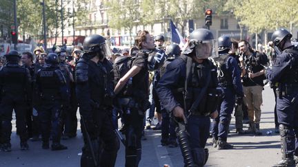 Des policiers arrêtent le journaliste indépendant Gaspard Glanz sur la place de la République à Paris le 20 avril 2019. (ZAKARIA ABDELKAFI / AFP)