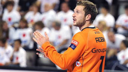 Le gardien de but du club de handball de Montpellier, Micka&euml;l Robin, pendant une rencontre contre le club de Leon, en Champions League, le 7 octobre 2012, &agrave; Montpellier.&nbsp; (PASCAL GUYOT / AFP)