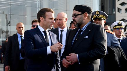 Emmanuel Macron et le roi Mohammed VI, le 15 novembre 2018, lors de l'inauguration d'une ligne de train à grande vitesse à Rabat (Maroc). (CHRISTOPHE ARCHAMBAULT / POOL)