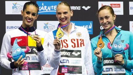 Le podium de l'épreuve solo de natation synchronisée à Berlin à l'occasion des championnats d'Europe (JOHN MACDOUGALL / AFP)