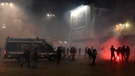 Des affrontements entre policiers et manifestants opposés aux mesures de restrictions des libertés publiques, à Rome en Italie, le 27 octobre 2020. (TIZIANA FABI / AFP)