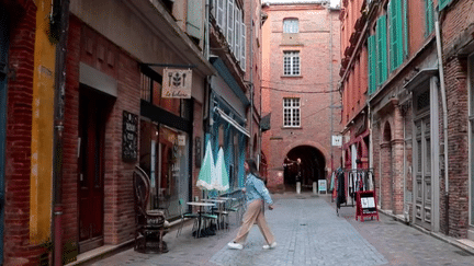 À Montauban, dans le Tarn-et-Garonne, face aux fermetures à répétition, la mairie a décidé de miser sur les petits commerces. Les rues piétonnes du centre-ville historique trouvent une seconde jeunesse.