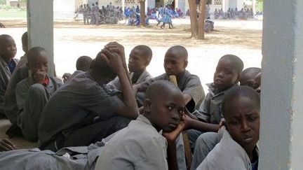 Les jeunes lycéens de Fotokol (Cameroun), apeurés, craignent les attaques de plus en plus fréquentes de la secte Boko Haram, présente à la frontière nigériane. (AFP PHOTO / REINNIER KAZE)