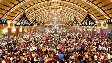 Un des grand hall de la fête de la bière, à Munich, en 2003 (archive) (AFP/JOERG KOCH)