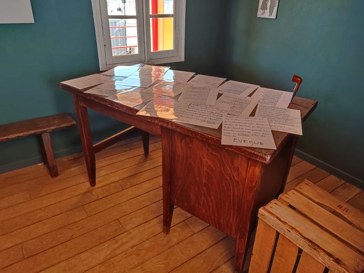 Manuscrit sur la modeste table de travail de Georges Brassens, dans la pièce de l'impasse Florimont reconstituée sur le Roquerols (15 juillet 2021) à Sète (ANNIE YANBEKIAN / FRANCEINFO CULTURE)