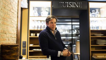 Jean-François Pantaléon dans son restaurant Roza, devenu une institution à Nantes. (OLIVIER LANRIVAIN / MAXPPP)