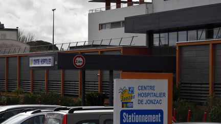 Vue de l'hôpital de Jonzac (Charente-Maritime), en février 2020. (GEORGES GOBET / AFP)