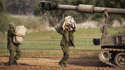 Des soldats r&eacute;servistes isra&eacute;liens quittent la fronti&egrave;re entre Isra&euml;l et la bande de Gaza, le 22 novembre 2012, apr&egrave;s l'entr&eacute;e en vigueur du cessez-le-feu. (MENAHEM KAHANA / AFP)