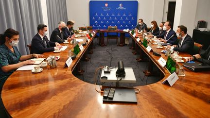 Le ministre polonais du Développement économique, du Travail et de la Technologie, Jaroslaw Gowin, lors d'une rencontre avec le ministre turc du Commerce, Mehmet Mus, à Varsovie, en Pologne, le 18 juin 2021.&nbsp; (TURKISH TRADE MINISTRY / ANADOLU AGENCY / AFP)