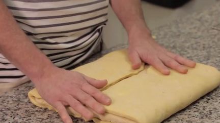 Les boulangers sont sérieusement inquiets pour leurs galettes des rois.&nbsp;Face à la flambée des prix du beurre, engendrée par une pénurie, certains craignent de devoir augmenter leurs prix jusqu'à le multiplier parfois par deux. (FRANCE 2)