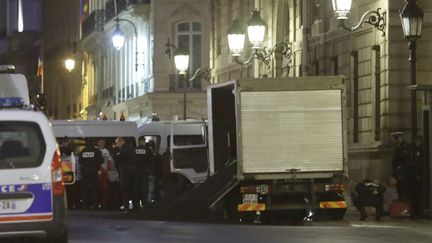 Une dizaine de militants de Greenpeace ont d&eacute;vers&eacute; cinq tonnes de charbon devant l'Elys&eacute;e, &agrave; Paris, le 19 f&eacute;vrier 2014. (KENZO TRIBOUILLARD / AFP)