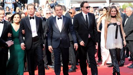 (De gauche à droite) Brad Pitt, Leonardo DiCaprio, Quentin Tarantino et Margot Robbie arrivent sur le tapis rouge pour présenter&nbsp; "Once Upon a Time... in Hollywood". (VALERY HACHE / AFP)