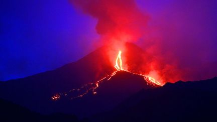 Avec un sommet culminant à 3.330 mètres, il domine de sa masse imposante la ville de Catane et toute la côte orientale de la Sicile. Jamais en sommeil, l’Etna a encore redoublé d’activité après l’apparition, le 25 juillet 2014, d’une fissure sur le cône du cratère nord-est. Ses montées de lave, terriblement photogéniques, sont cependant plus impressionnantes que dangereuses. (TIZIANA FABI / AFP)