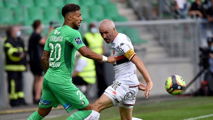 Denis Bouanga et Fabien Lemoine lors du match aller entre Saint-Etienne et Lorient, le 8 aout 2021. (JEAN-PHILIPPE KSIAZEK / AFP)