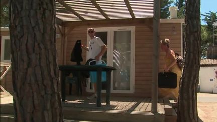 Tourisme :&nbsp;les vacanciers arrivent dans les&nbsp;campings (FRANCE 2)