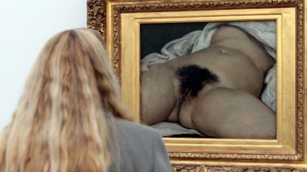 Une visiteuse devant "L'Origine du monde" de Gustave Courbet
 (Darek Szuster / PHOTOPQR/L&#039;ALSACE)