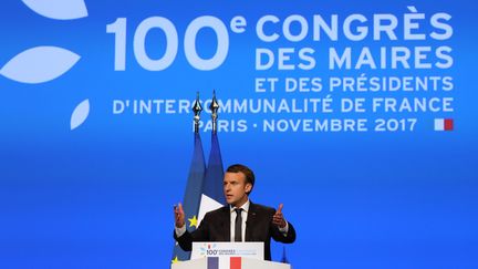 Le président de la République, Emmanuel Macron, s'adresse aux maires de France, Porte de Versailles, le 23 novembre 2017. (LUDOVIC MARIN / AFP)