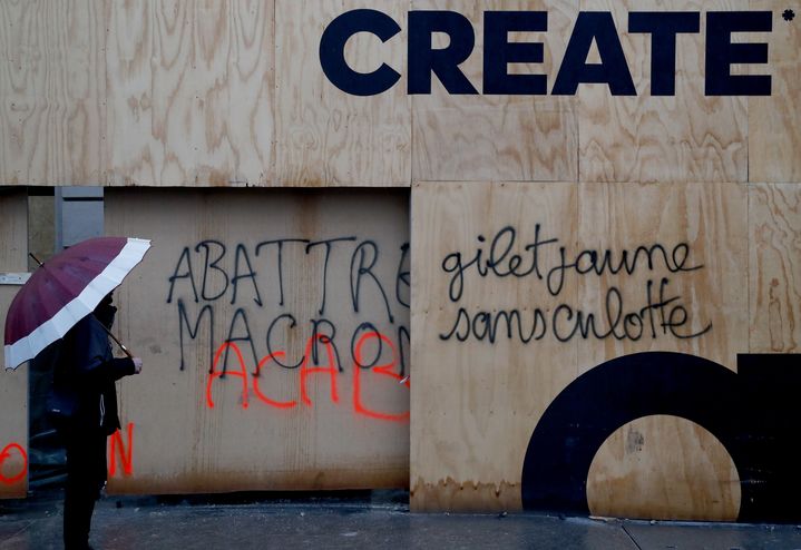 Un tag anti-Macron,&nbsp;le 25 novembre 2018 sur les Champs-Elysées. (FRANCOIS GUILLOT / AFP)