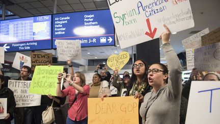 Ulcérés par le décret anti-immigration de Trump, des descendants d'immigrés syriens se rassemblent à l'aéroport&nbsp;de Pittsburgh, dimanche 29 janvier 2017. (STEPHANIE STRASBURG/AP/SIPA / AP)