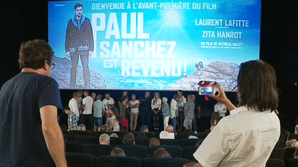 Avant première du film "Paul Sanchez est revenu !" avec Laurent Lafitte à Draguignan en présence de nombreux figurants.
 (Culturebox - capture d&#039;écran)