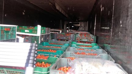 les douaniers de Lyon ont saisi plus de 104 kg d’herbe de cannabis dissimulés dans un camion frigorifique transportant 15 tonnes de courgettes et de tomates. (Douane Française)