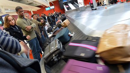 Des voyageurs attendent leurs bagages &agrave; l'a&eacute;roport d'Orly, le 28 d&eacute;cembre 2012. (MIGUEL MEDINA / AFP)