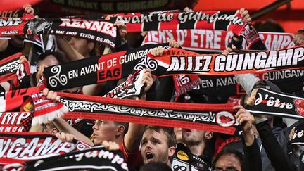 Des supporters de l'EAG encouragent leur équipe, le 30 septembre 2016, à Rennes (Ille-et-Vilaine). (DAMIEN MEYER / AFP)