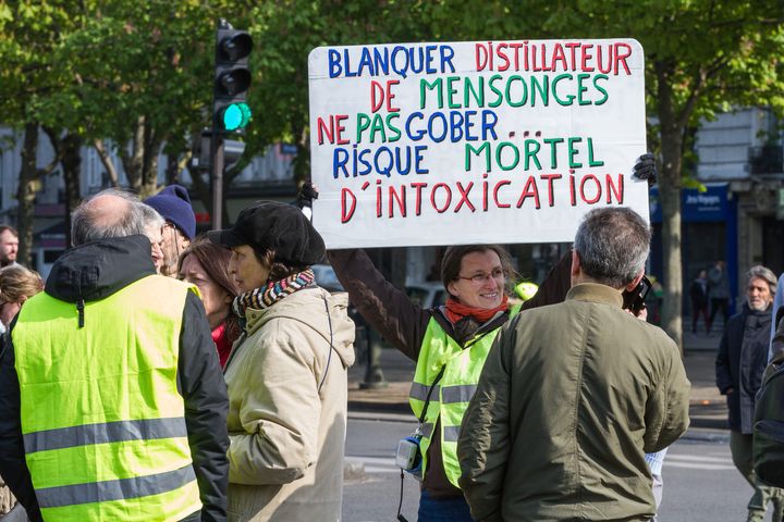 L'enseignante, militante syndicale&nbsp;et "gilet jaune" mise en cause, ici lors de la manifestation des "gilets jaunes" du 13 avril 2019 à Paris. (AMAURY CORNU / HANS LUCAS / AFP)