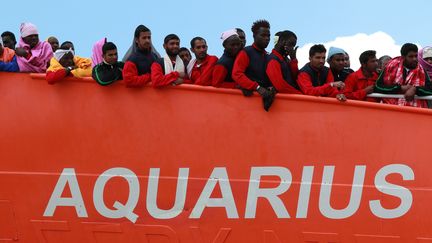 Des migrants secourus à bord du navire humanitaire "Aquarius", le 26 mai 2017, dans le port de Salerne, en Italie.&nbsp; (CARLO HERMANN / AFP)