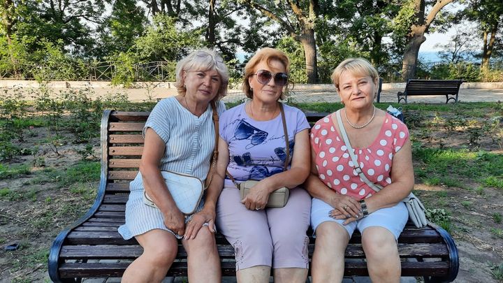 Tatiana (au centre) et ses amies Galina et Galina se promènent dans le parc Shevchenko qui surplombe le port d’Odessa. (HAJERA MOHAMMAD / RADIO FRANCE)