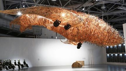 (Bon voyage : 10.000 objets confisqués à l’aéroport), 2004, CAI Guo-Qiang
 (Philippe Migeat/Centre Pompidou, MNAM-CCI/Dist. RMN-GP/Cai Studio)