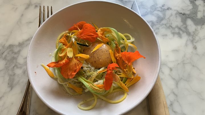 La recette d'été de Manon Fleury : des courgettes taillées et préparées comme des spaghettis. (BERNARD THOMASSON / FRANCEINFO)