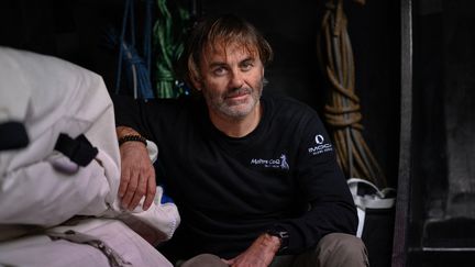 Yannick Bestaven à bord de son bateau Imoca 60 monohull Maitre Coq au départ de la Route du Rhum, à Saint-Malo, le 6 novembre 2022. (LOIC VENANCE / AFP)