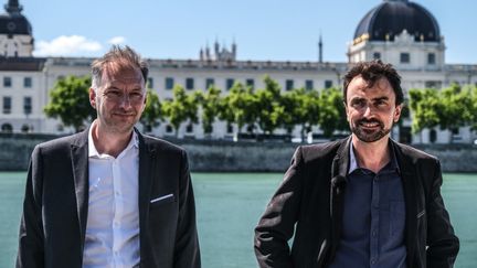 Les écologistes Bruno Bernard (à gauche) et&nbsp;Grégory Doucet (à droite) lors de la campagne des municipales, le 22 juin 2020, à Lyon. (ANTOINE MERLET / AFP)