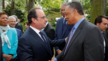 François Hollande salue le révérend Jesse Jackson, mardi 10 mai 2016, lors de la commémoration de l'abolition de l'esclavage à Paris. (PHILIPPE WOJAZER / REUTERS)