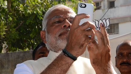 Le Premier ministre indien Narendra Modi&nbsp;prend un selfie&nbsp;durant sa campagne, en 2014. (STRDEL / AFP)