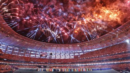 Un feu &nbsp;d'artifice lors de la c&eacute;r&eacute;monie d'ouverture des Jeux europ&eacute;ens de Bakou, le 12 juin 2015, en Azerba&iuml;djan. (STOYAN NENOV / REUTERS / X01507)