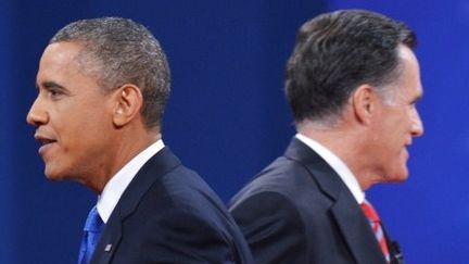 Barack Obama et Mitt Romney lors du dernier débat télévisé, le 22 octobre 2012. (AFP)