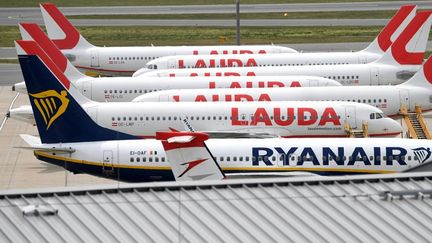 Un avion Ryanair sur le tarmac de l'aéroport de Vienne-Schwechat, le 22 mai 2020. (HELMUT FOHRINGER / APA)