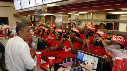 &Ccedil;a ne se bouscule pas comme &ccedil;a pour vous servir lorque vous voulez commander un burger&nbsp;? Normal, vous n'&ecirc;tes pas pr&eacute;sident des Etats-Unis et vous n'&ecirc;tes pas en campagne &agrave; Atlanta (Georgie, Etats-Unis), le 26 juin 2012. (LARRY DOWNING / REUTERS)