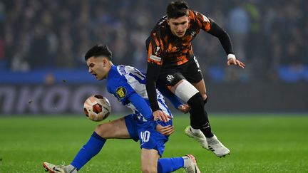 Leonardo Balerdi and Facundo Buonanotte in the duel during Brighton-Marseille in the Europa League, December 14, 2023. (GLYN KIRK / AFP)