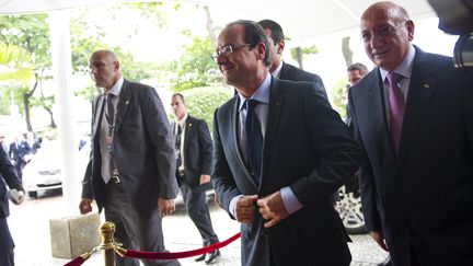 Fran&ccedil;ois Hollande le 20 juin 2012 &agrave; Rio de Janeiro (Br&eacute;sil), &agrave; son arriv&eacute;e &agrave; une r&eacute;union avec l'ancien pr&eacute;sident br&eacute;silien Lula. (FRED DUFOUR / AFP)