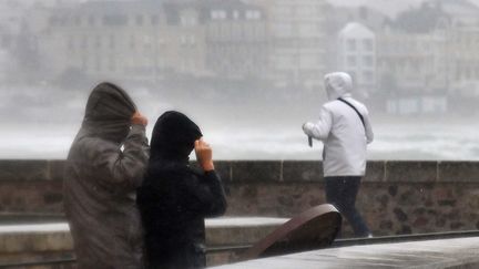 Le début de la tempête Kirk sur la digue des Sables-d'Olonne, le 9 octobre 2024. (J?R?ME FOUQUET / MAXPPP)