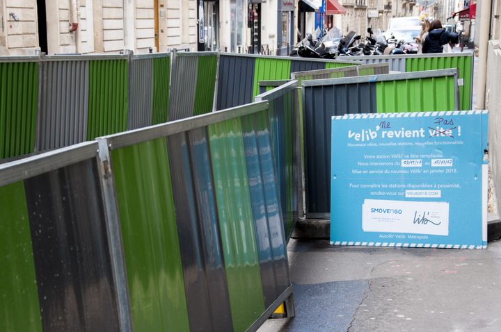 Une station de Vélib' en travaux, le 12 mars 2018. (DAVID SEYER / CROWDSPARK / AFP)