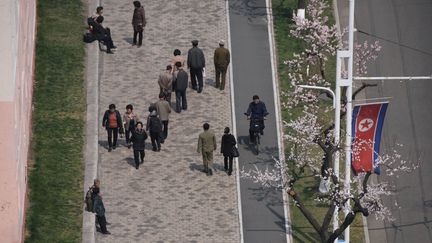 Des piétons dans une rue de Pyongyang, la capitale de la Corée du Nord, le 12 avril 2019. (ED JONES / AFP)