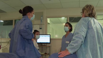 Des soignantes mobilisées à&nbsp;la Clinique du Parc, à Castelnau-le-Lez (Hérault), près de Montpellier. (CAPTURE ECRAN FRANCE 2)