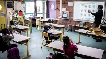 Des élèves dans une salle de classe le 14 mai 2020 à la Courneuve en Seine-Saint-Denis.&nbsp; (MARTIN BUREAU / AFP)