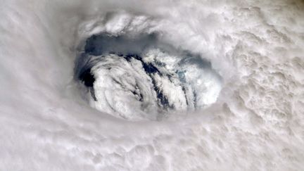 Une photo de&nbsp;l'oeil de Dorian au dessus des Bahamas, prise le 2 septembre 2019 depuis la Station spatiale internationale par l'astronaute américain Nick Hague. Lorsqu'ils sont dans l'oeil du l'ouragan, les habitants&nbsp;connaissent une étonnante accalmie avant que les vents se déchaînent de nouveau.&nbsp; (MAXPPP)