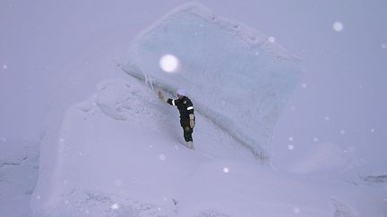 Un officier canadien à&nbsp;Alert (Canada), le 16 octobre 2004. (STEPHANIE PERTUISET / AFP)